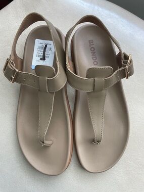Brand new!! Blondo Niomi Women's Beige T-Strap  Sandals with side buckle